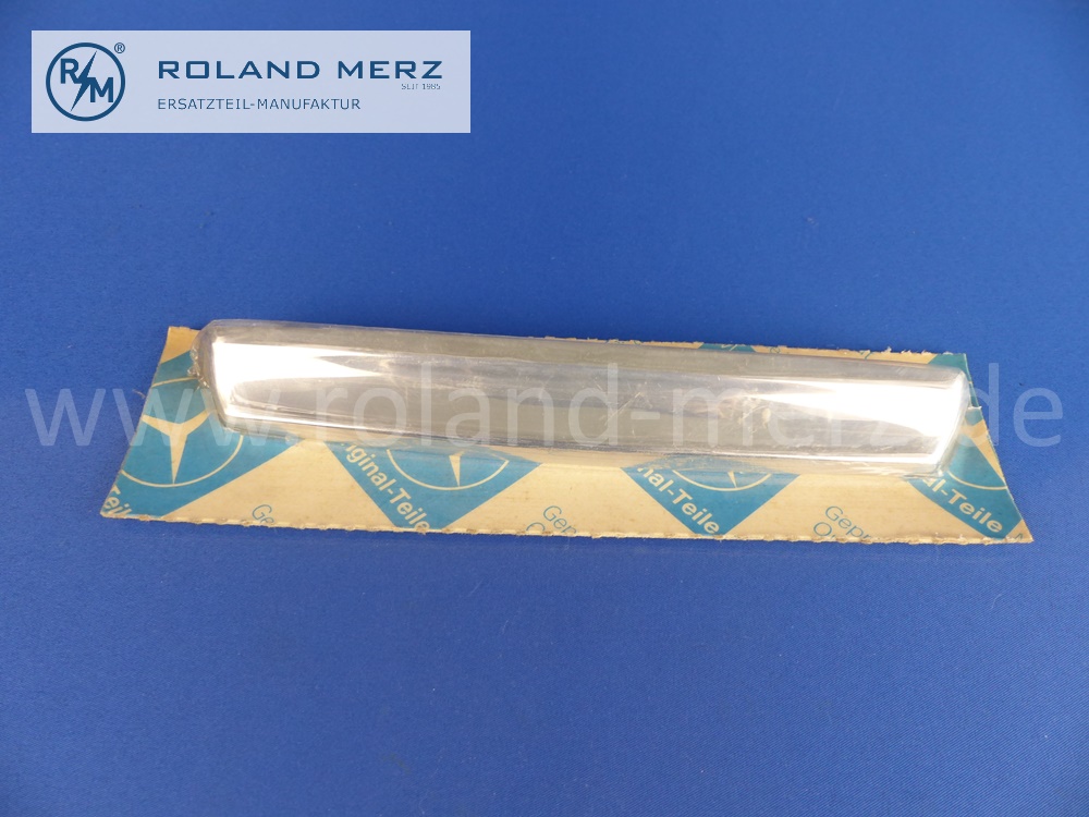 1157580002 Griff Heckdeckel, Heckdeckelgriff, Mercedes  200/8, 220/8, 220/8D, W114, W115, Original MB-Neuteil NOS
